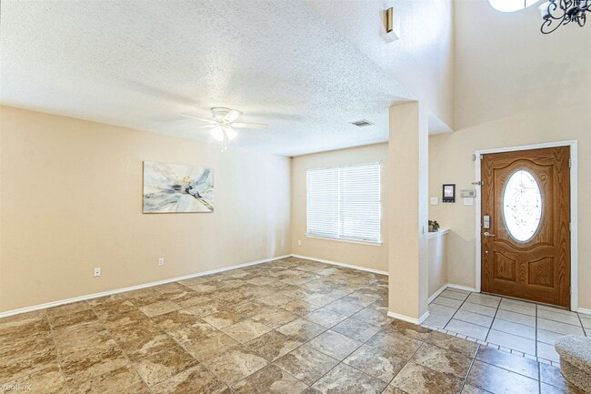 Building Photo - 4 br, 2.5 bath House - 17506 Klamath Falls Dr