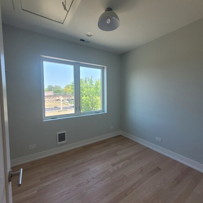 Building Photo - 6312 S Rhodes Ave