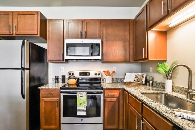 Foto del edificio - Residences at The Streets of St. Charles Apartment Homes