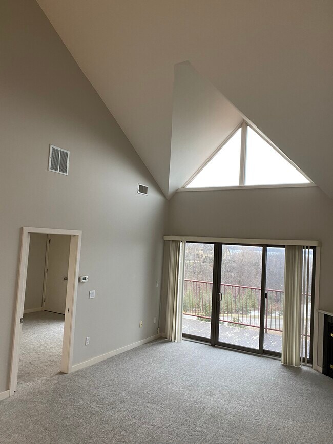 Building Photo - 1042 Lookout Dr