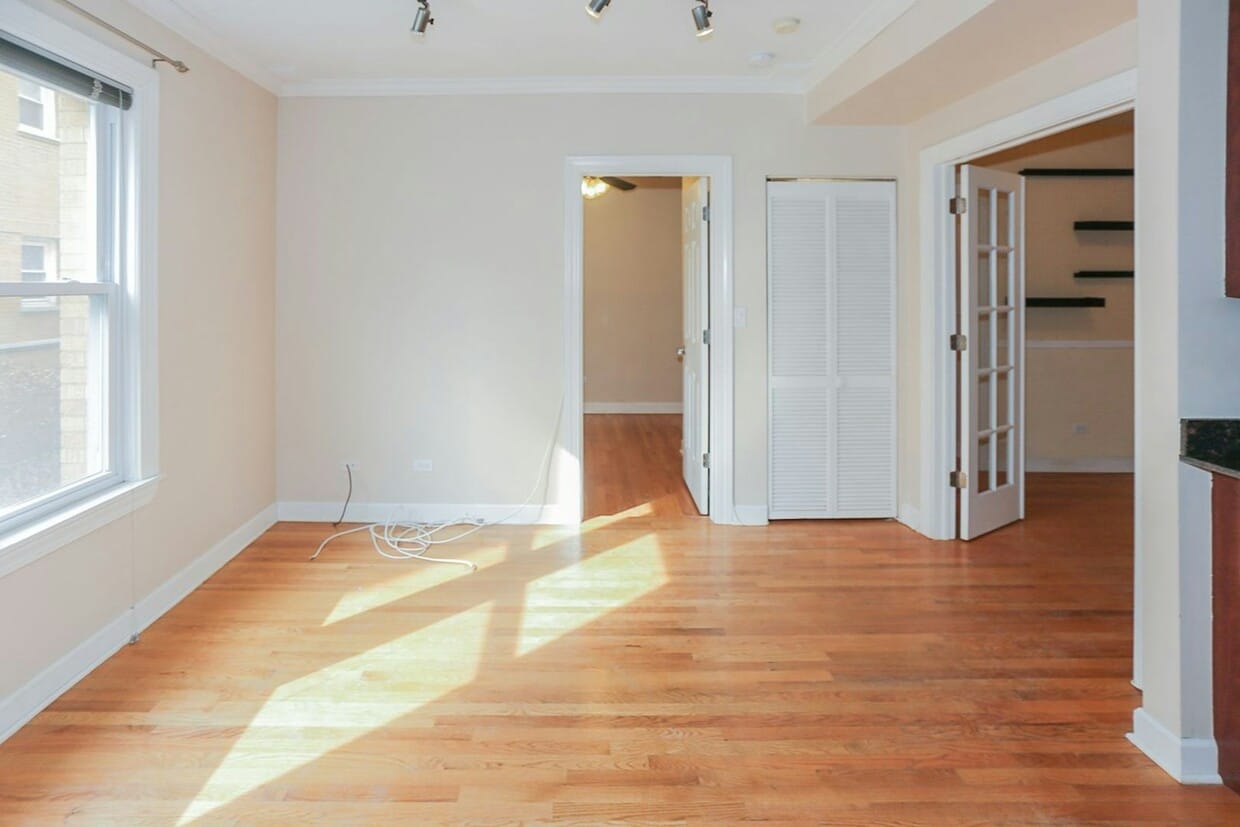 Primary Photo - 628 W Roscoe St