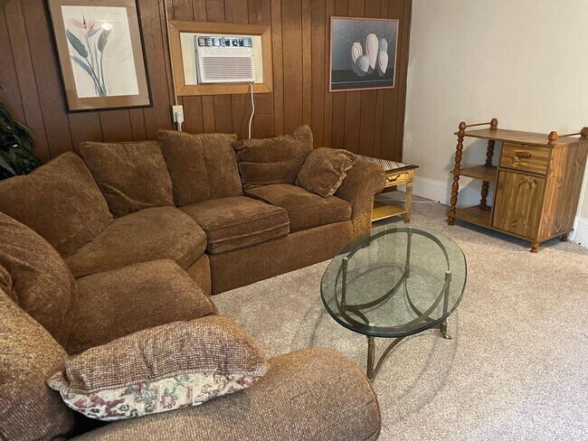 Building Photo - Adorable 2 Bedroom Unit Near Downtown - Fu...