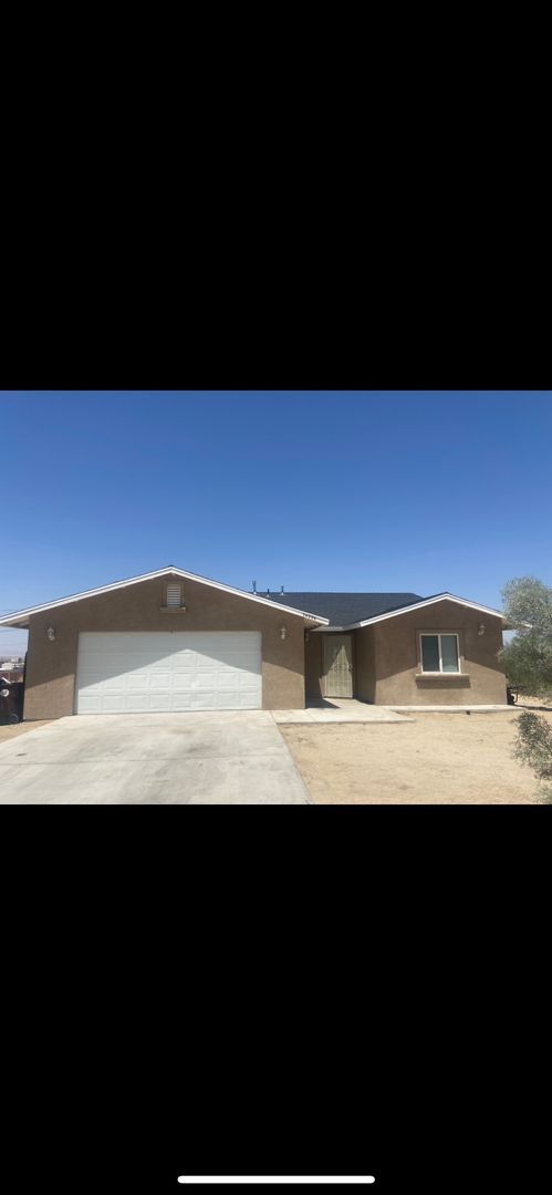 Building Photo - 3 Bedroom/ 2 Bathroom