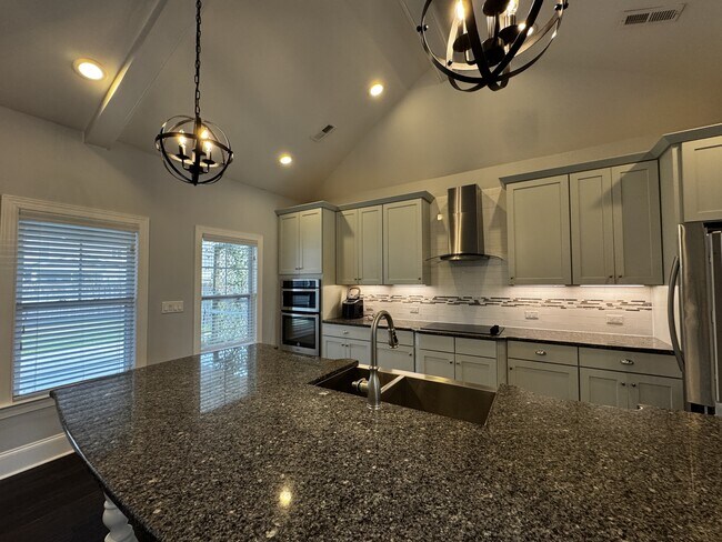 Foto del edificio - 64 Evergreen Ln