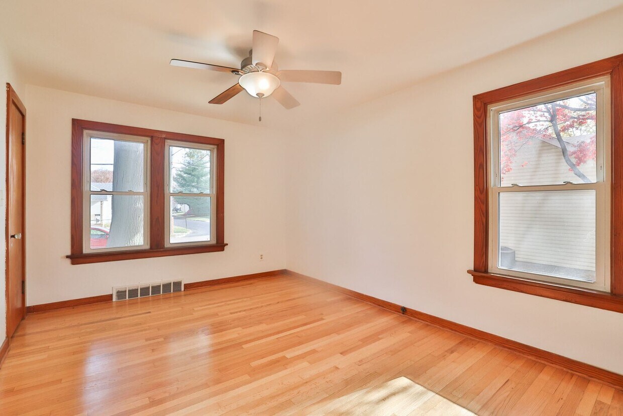 Primary Photo - Single Family Home near Downtown Edwardsville