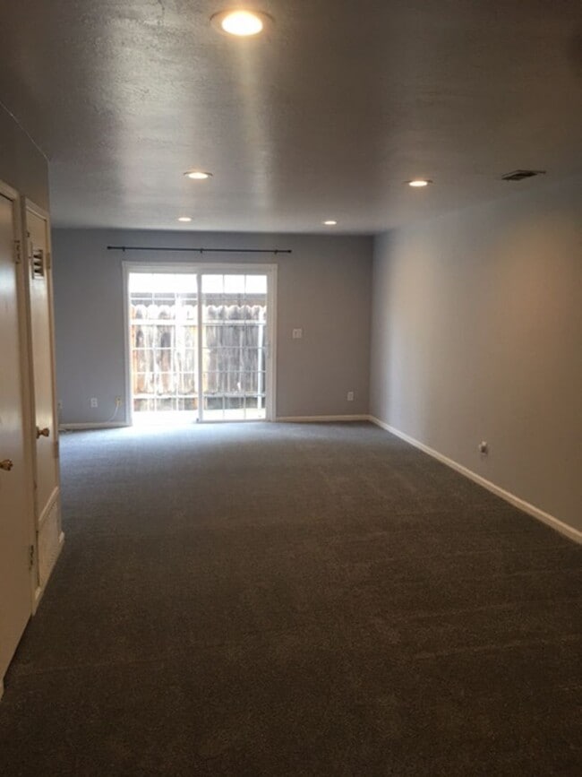 Building Photo - Great 2 bd 1 and 1/2 bath townhouse in sup...