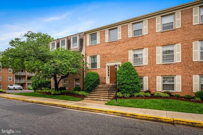 Foto del edificio - 6004 Westchester Park Dr