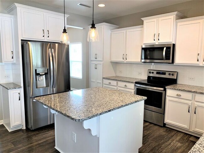 Foto del edificio - Newer Home in Reedy Fork, SS Appliance, Gr...