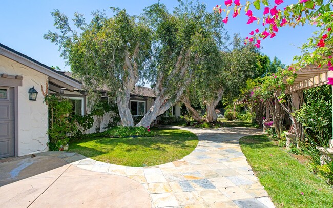 Building Photo - Stunning & Spacious Encinitas Home w/ Gorg...