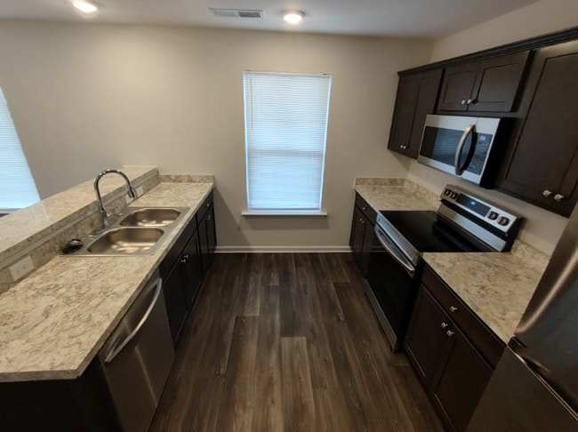 Building Photo - Move in Ready! Easy & Quick move-in process