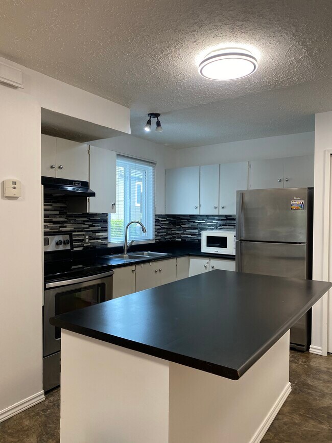 Photo du bâtiment - Spacious 3-Bedroom Townhouse in Coach Hill | $2,300 | Available Sept. 1