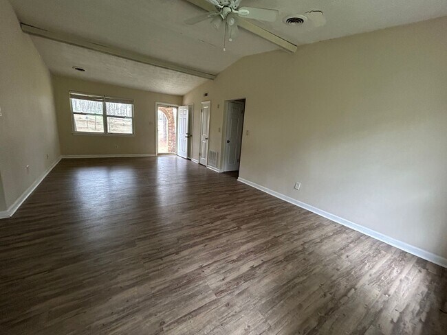 Foto del edificio - NEWNAN- 270 Lazenby Rd 3 Bedroom 2 Bath