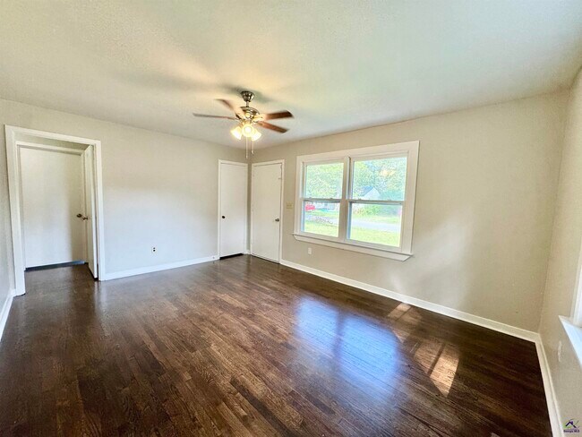 Foto del edificio - 1319 Laura Ave