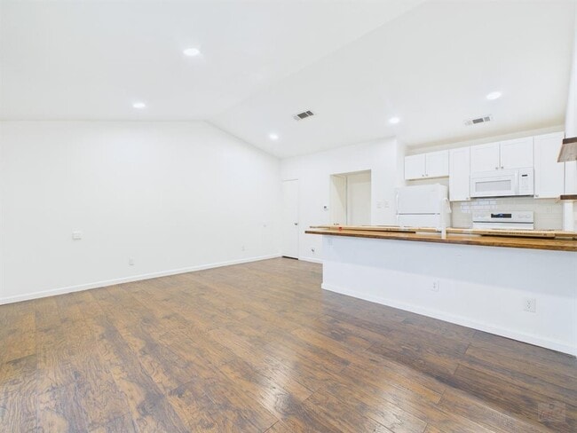 Foto del edificio - 1303 Hollow Creek Dr