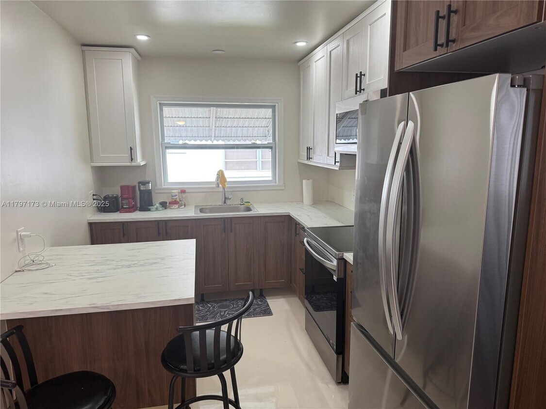 Foto principal - 825 NE 6th St