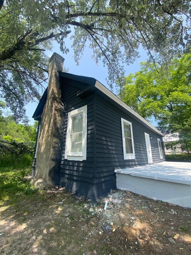 Building Photo - 12 Eaves Dr