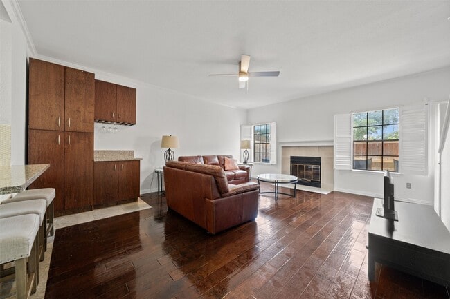 Building Photo - 9850 Pagewood Ln