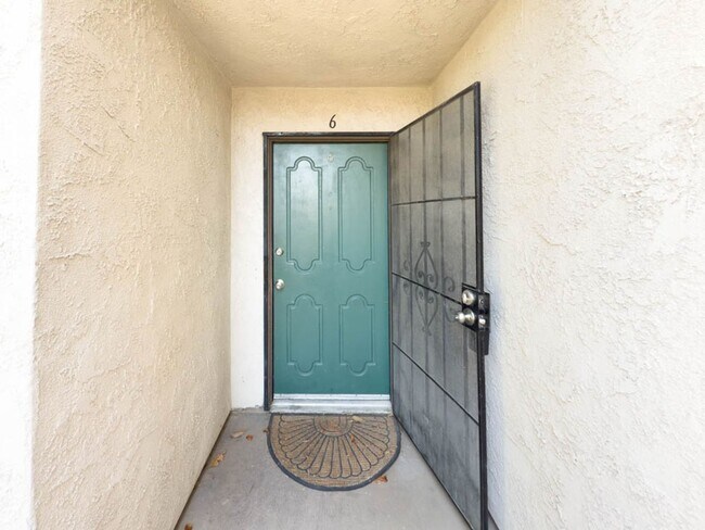 Foto del edificio - 2 BEDROOM 2 BATH CONDO IN GATED COMMUNITY ...