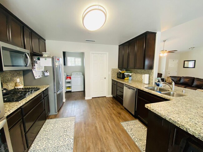 Building Photo - Beautiful 4 bedroom 3 Bath Home in the Cou...