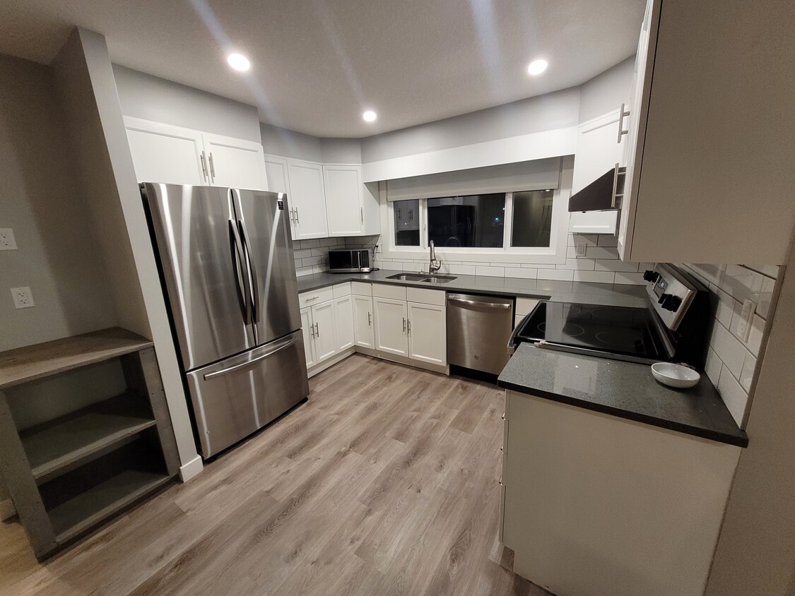 Kitchen - 8605 164 St NW