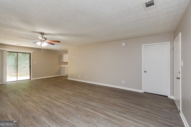Foto del edificio - 4585 Old Lake Dr