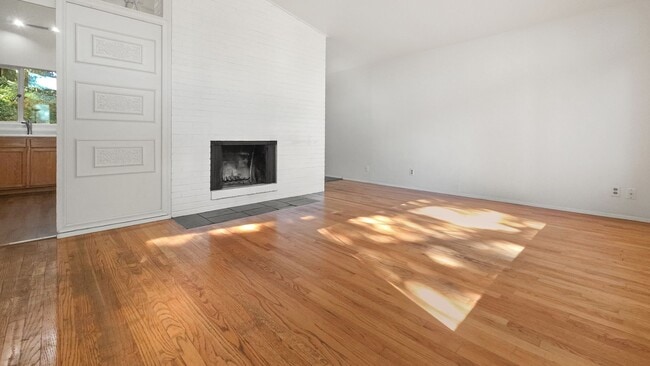 Building Photo - Charming Bellevue Home with Spacious Lot a...