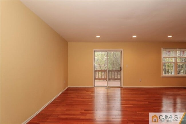 Building Photo - 18 Snowflake Ln