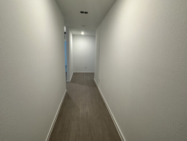 Building Photo - 3703 Longleaf Dr