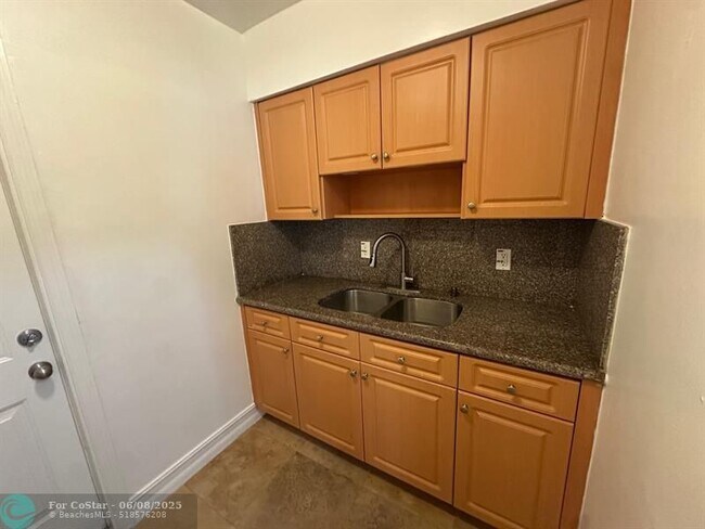 Foto del edificio - 3007 N Andrews Ave