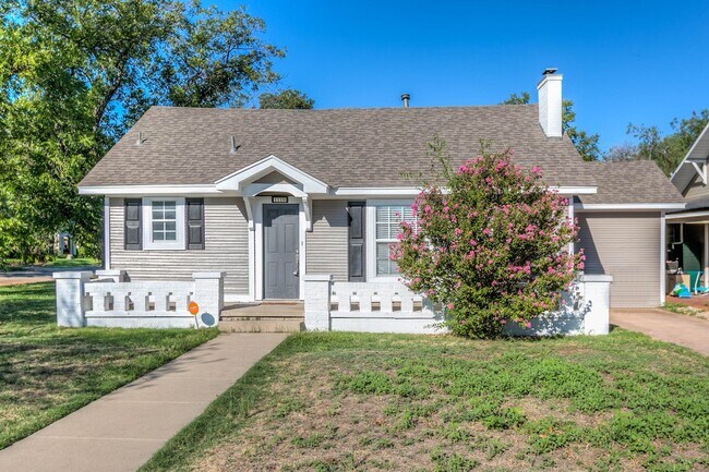 Foto del edificio - PAY NO SECURITY DEPOSIT! Beautiful four be...