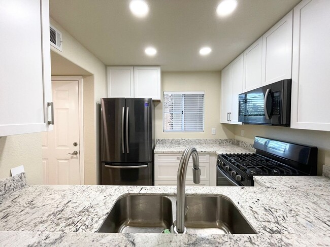 Building Photo - Gated Community Condo