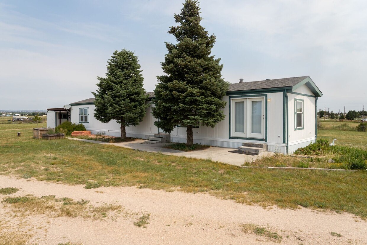 Foto principal - Charming Home on a Spacious Lot with No HOA!