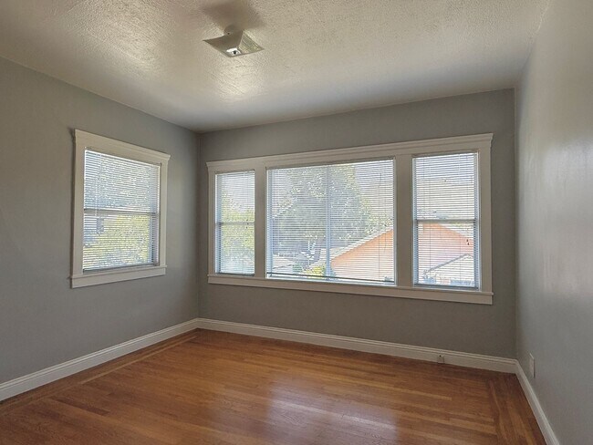 Building Photo - Amazing Oakland! Spacious 2 bedroom 1 bath...