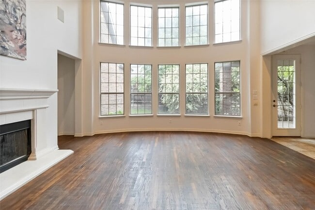 Building Photo - 920 Falcon Dr