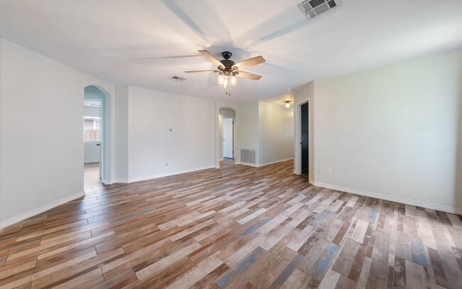 Building Photo - 111 Quail Hollow Dr