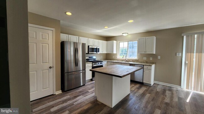Building Photo - 10 S Sherman Dr