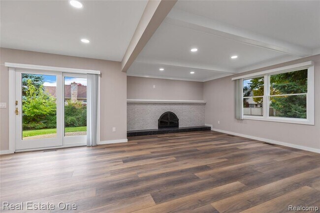 Foto del edificio - 5842 Marble Dr