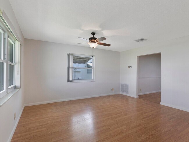 Foto del edificio - 2196 SW Congress Blvd