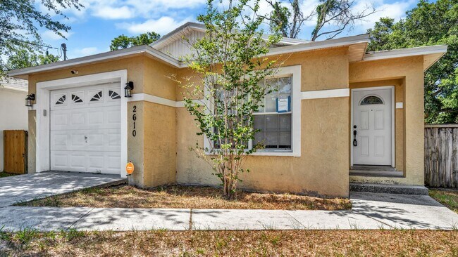Building Photo - 3 bedroom 2 bath Gem!