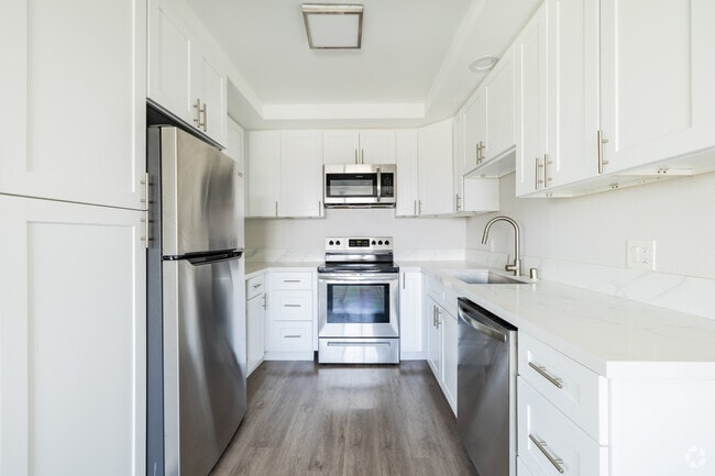 1BR, 1BA - 927SF - Kitchen - Martel Royale