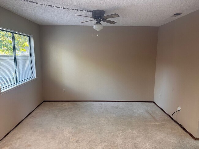 Foto del edificio - Clean 2 Bedroom 1.5 Bath Townhome in Park-...