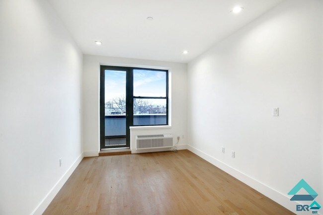 Building Photo - 28 Starr St