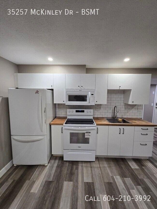 Building Photo - 35257 McKinley Dr