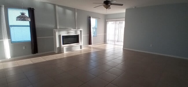 Foto del edificio - Coming Soon: Charming and Cozy 3 bedroom / 2 bathroom Home with 2 Car Garage, Lake View in Gated ...