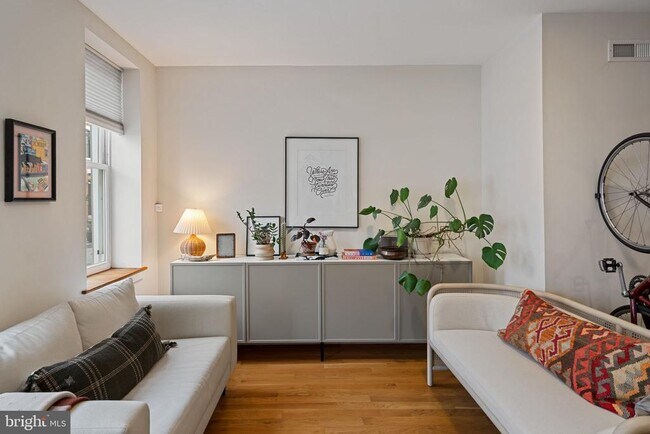 Foto del edificio - 2332 E Fletcher St