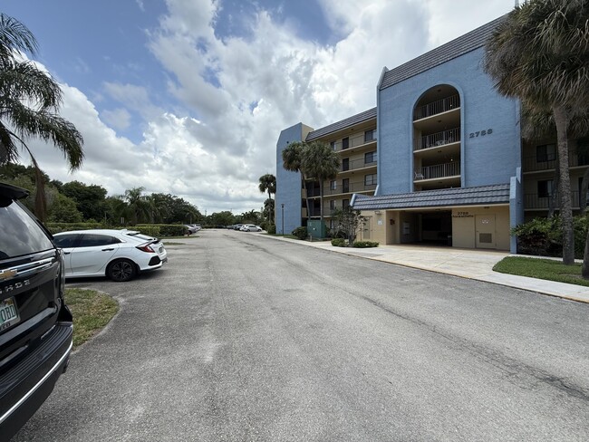 Foto del edificio - 2788 Tennis Club Dr