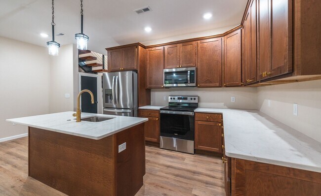 Building Photo - M182-MF3