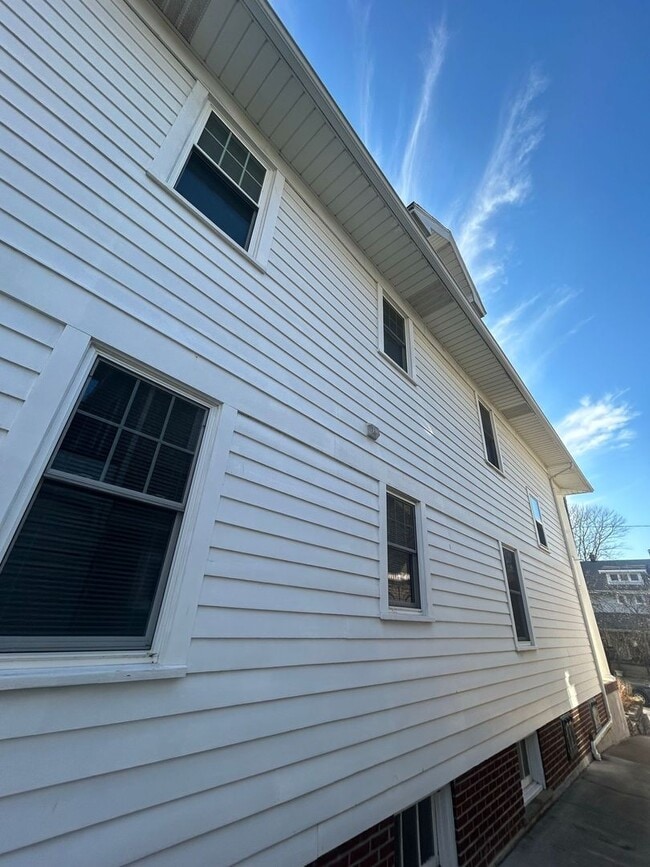 Building Photo - 1439 Vassar Dr