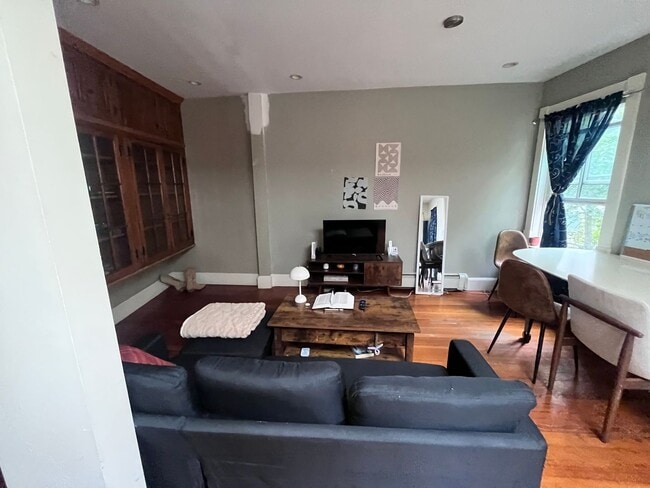 Building Photo - NO FEE!!  MASSIVE MISSION HILL 6 BED/3 BATH available 9/1/2026