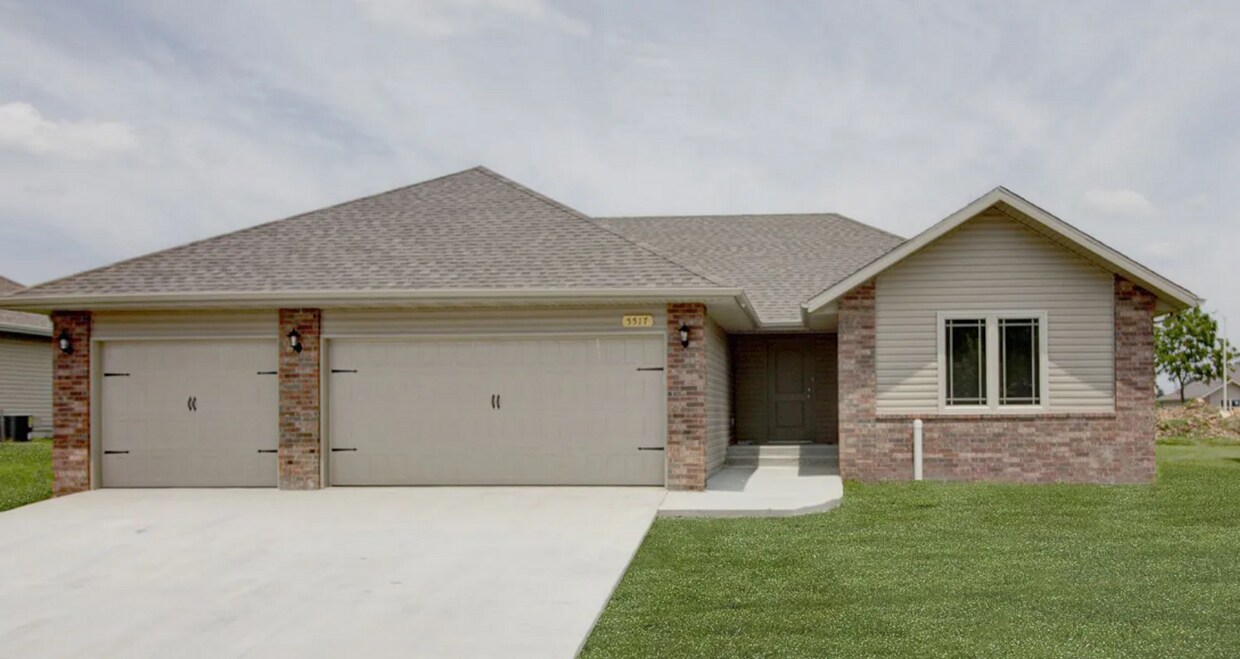 Primary Photo - 4 Bedroom Rental Home in Springfield!